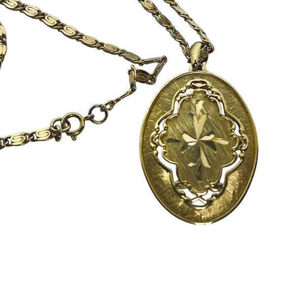Vintage Gold Tone Snail Chain Necklace With Floral Design Oval Pendant (5676) - Picture 4 of 6